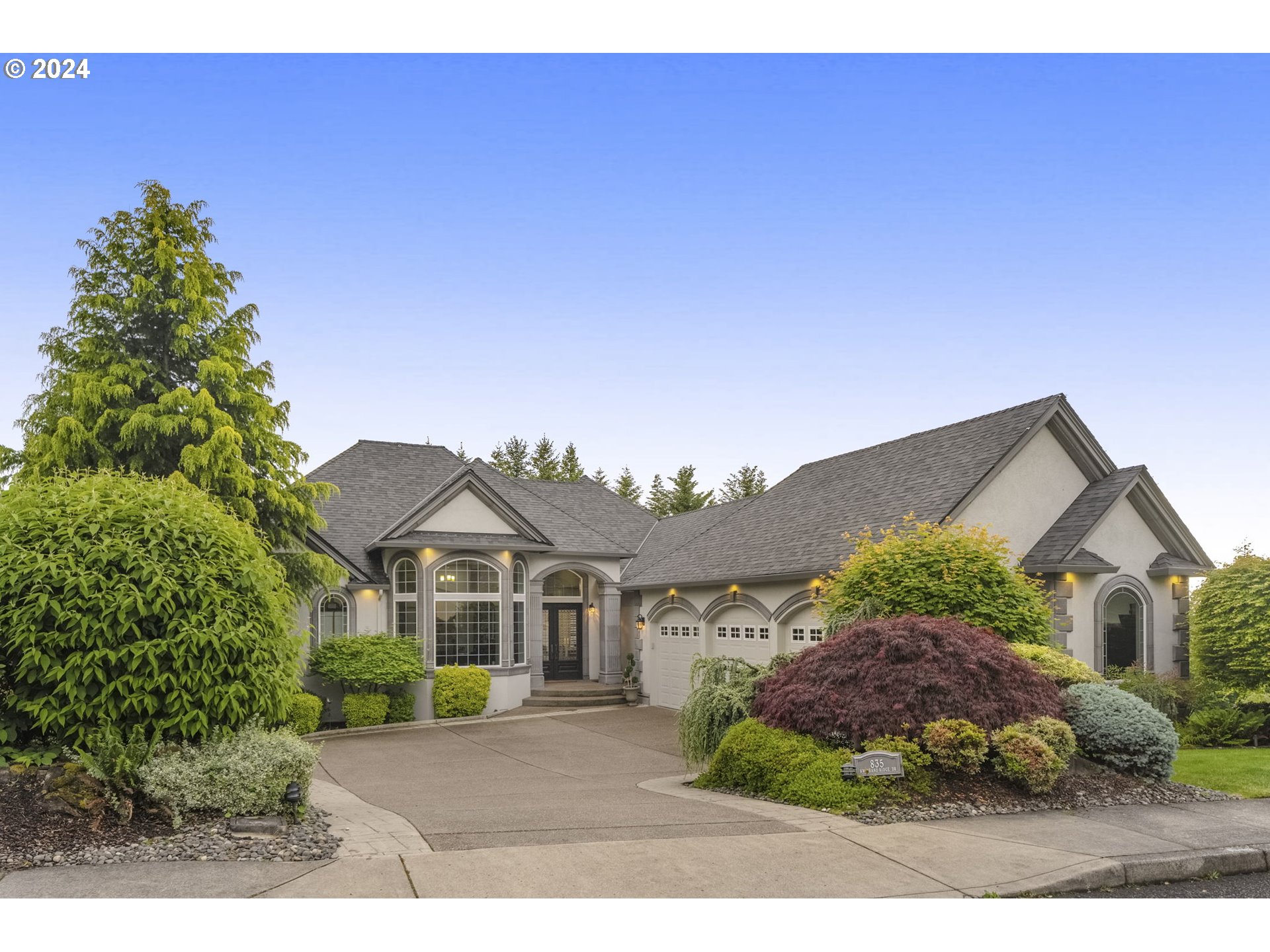 835 NW GRAND RIDGE DR