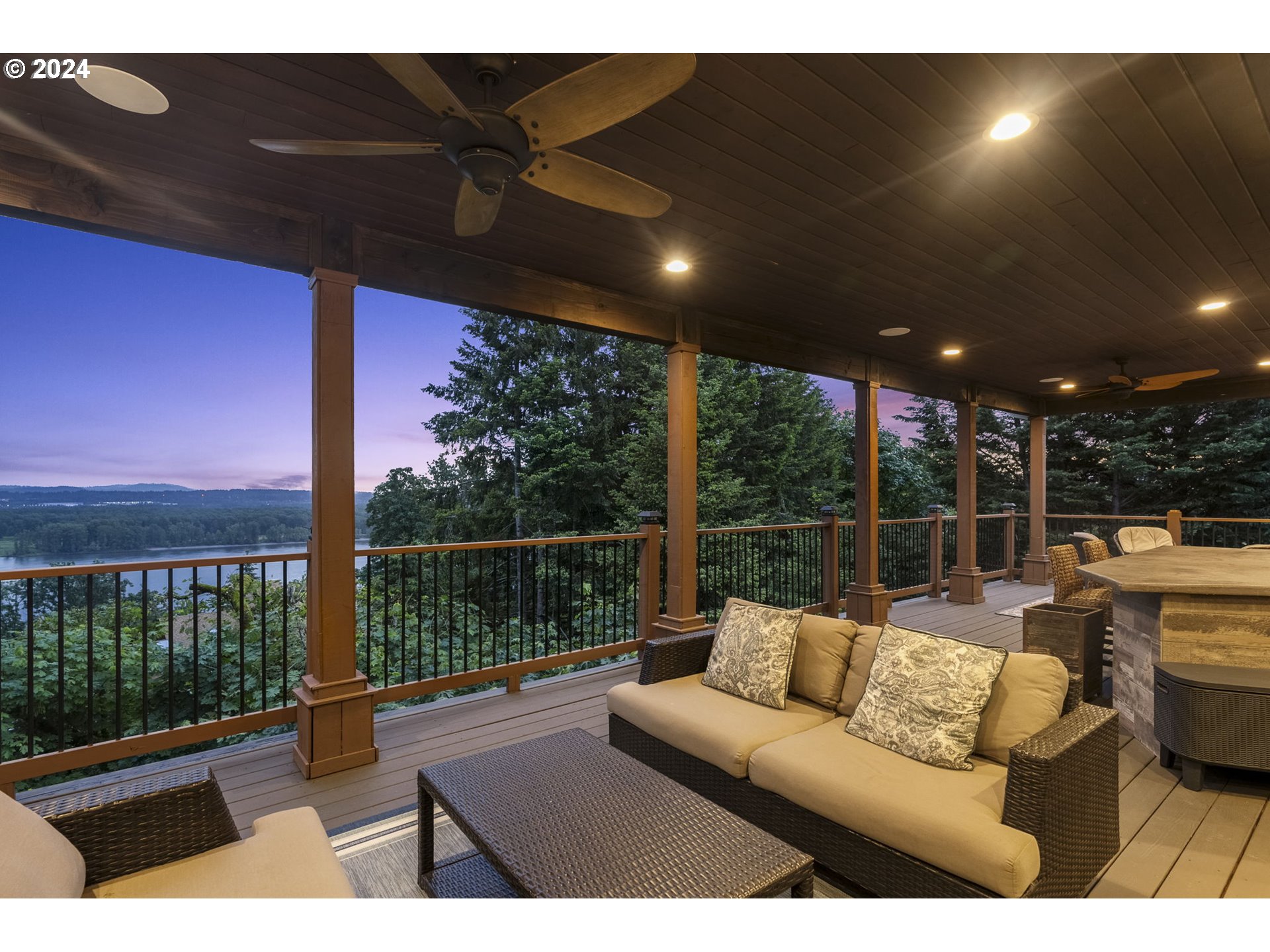 835 NW GRAND RIDGE DR