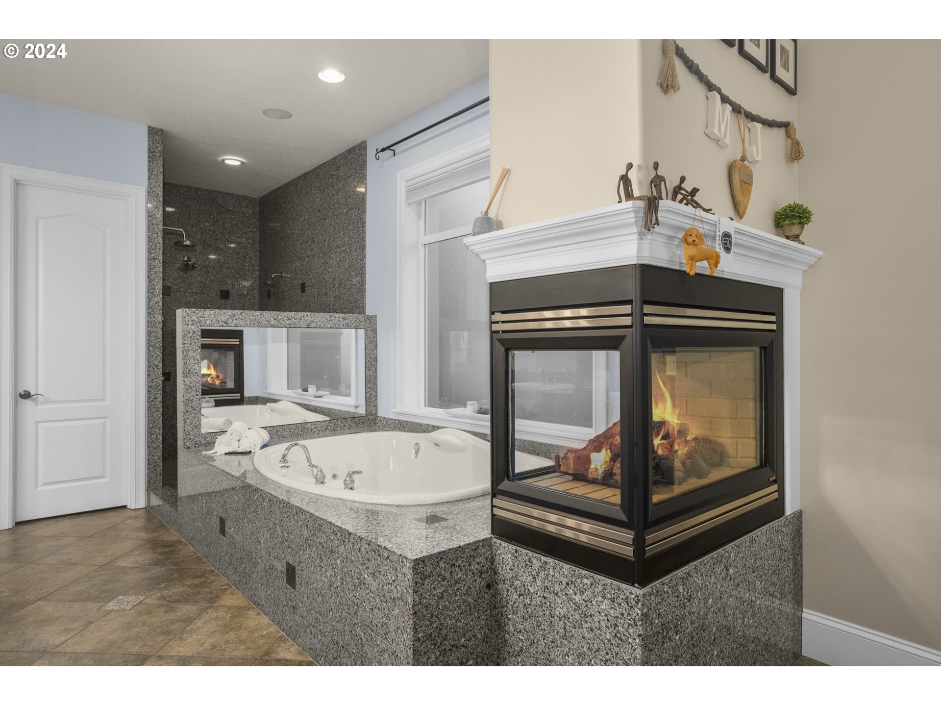 835 NW GRAND RIDGE DR