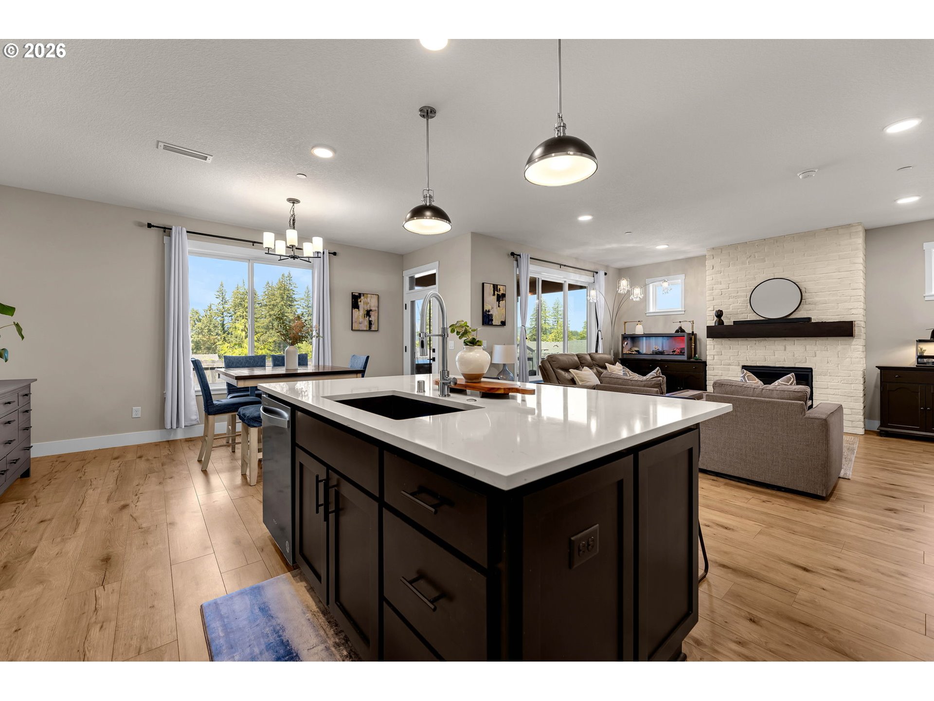 329 W LAUREL ST