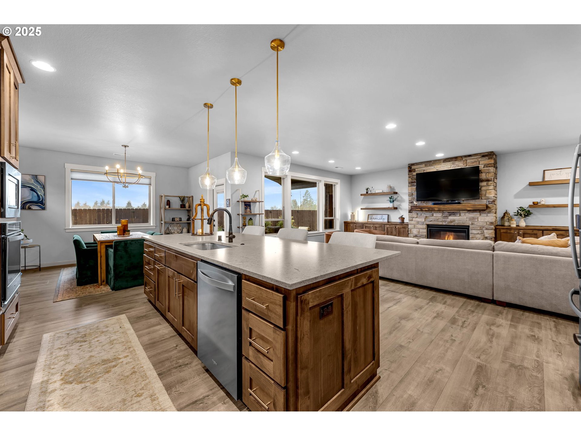 825 S GOOSE LOOP
