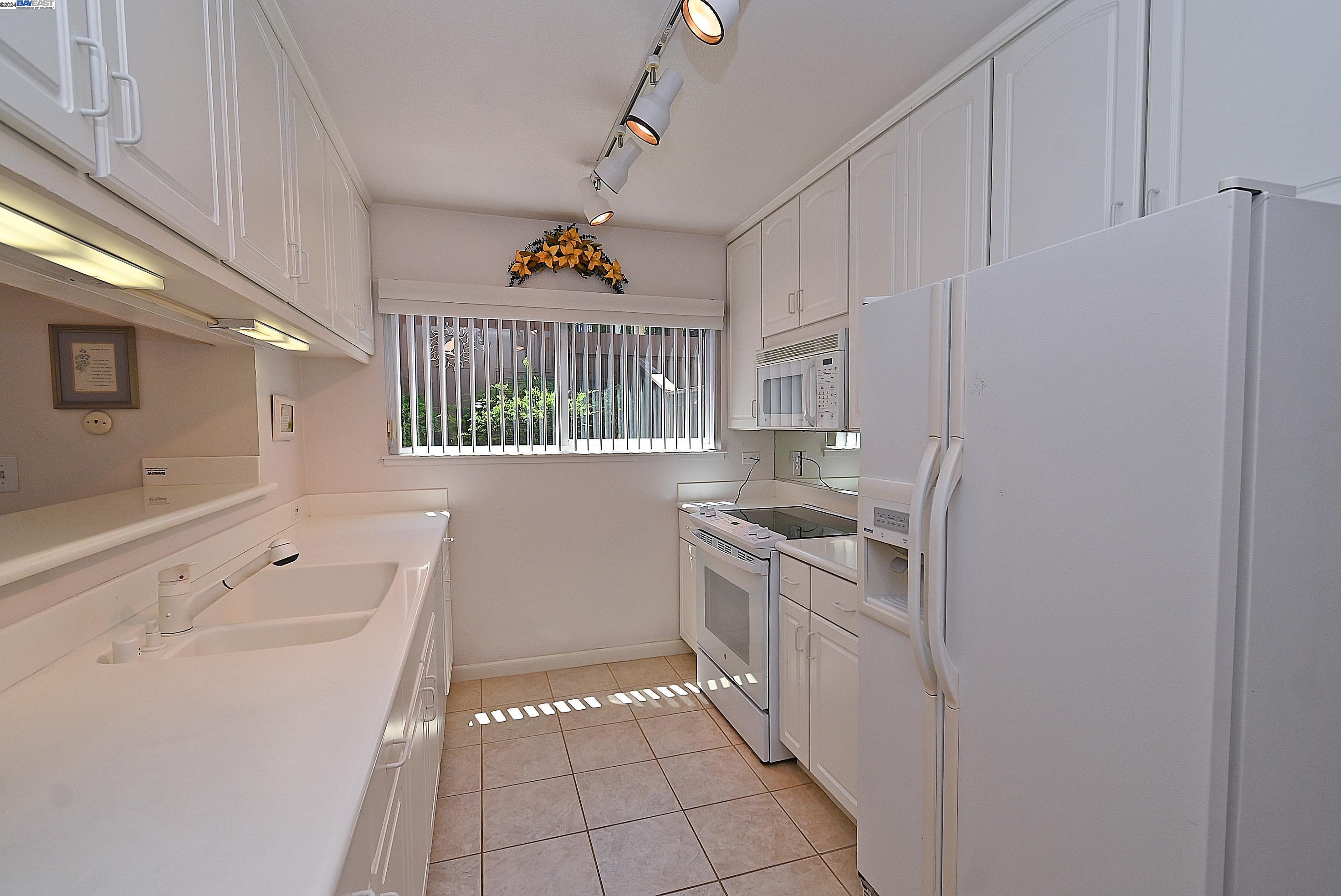 2248 Oak Creek Pl