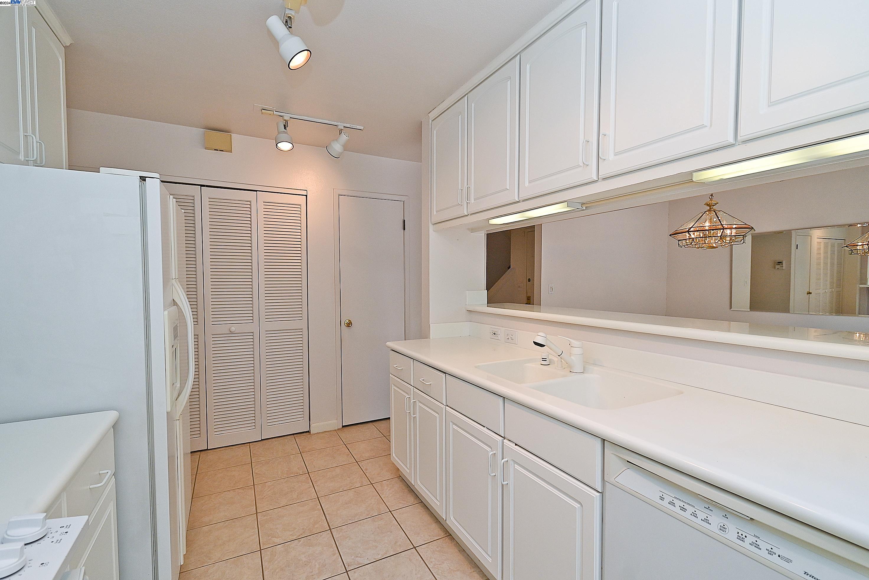 2248 Oak Creek Pl