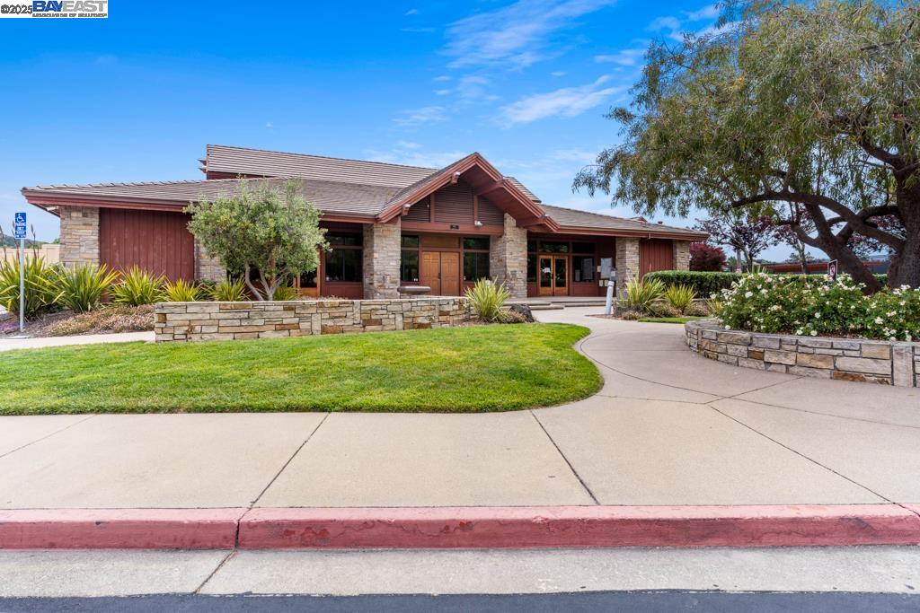 22284 E Lyndon Loop