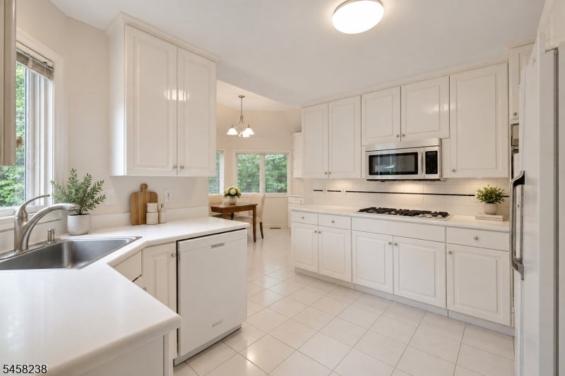 36 Robinhood Dr