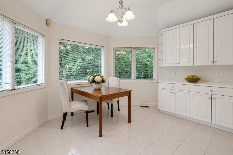 36 Robinhood Dr