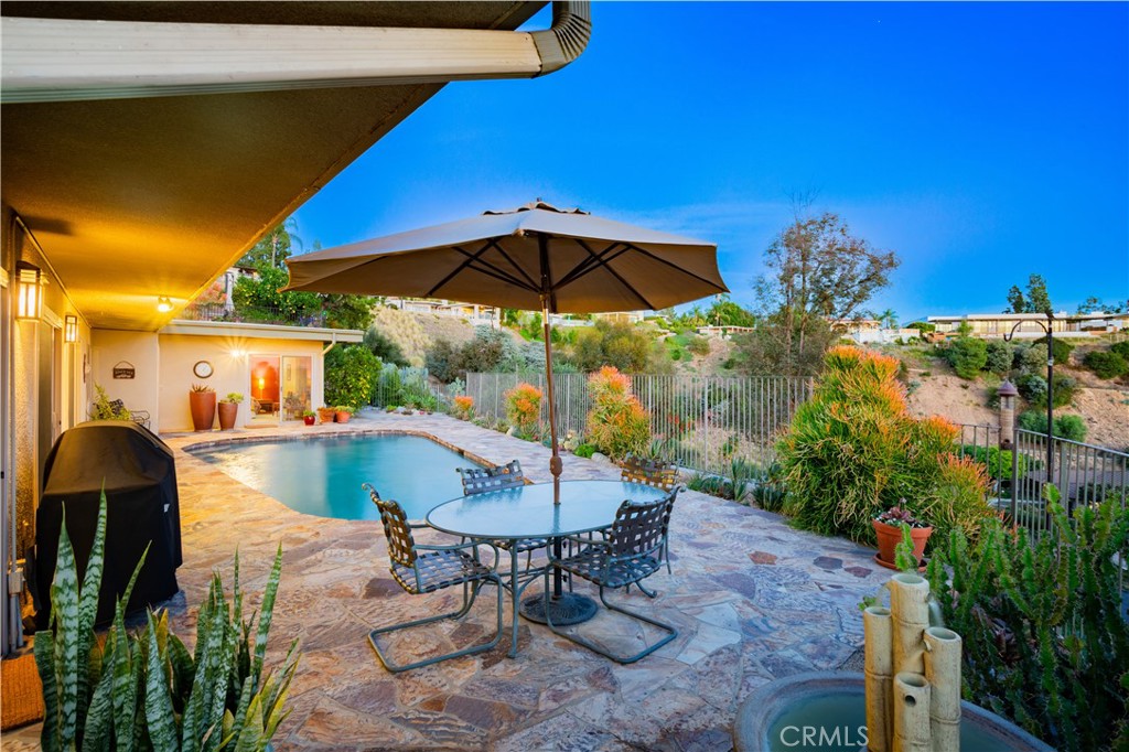 2740 N Mountain Avenue