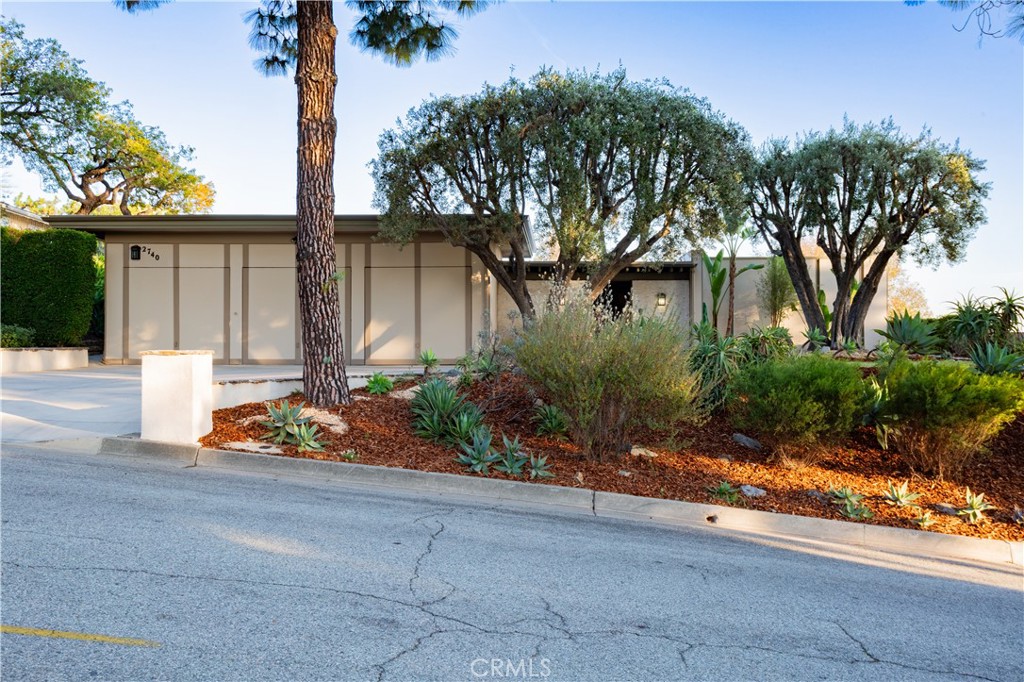 2740 N Mountain Avenue