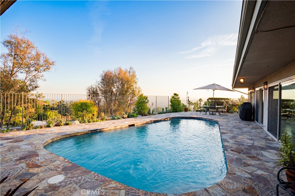 2740 N Mountain Avenue