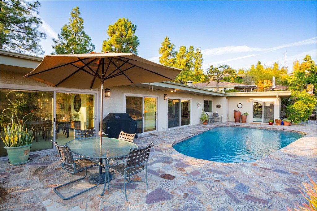 2740 N Mountain Avenue