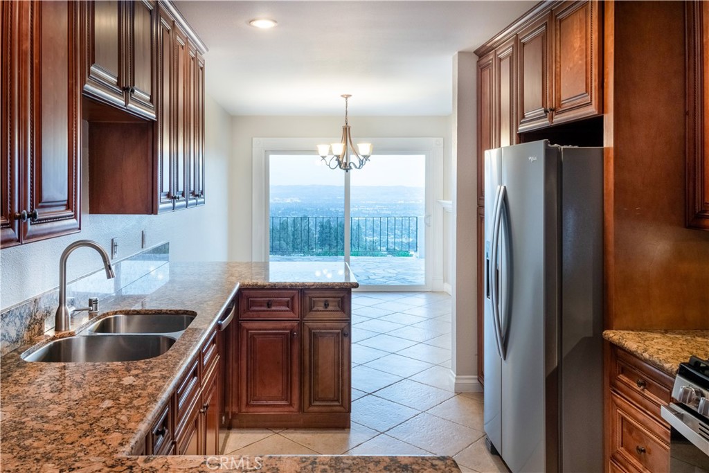 818 W Highpoint Drive