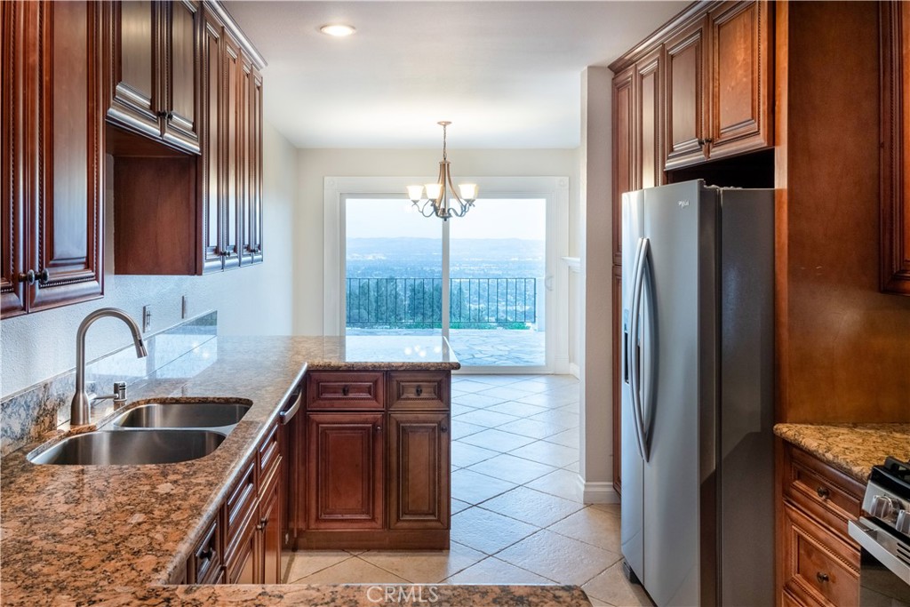 818 W Highpoint Drive