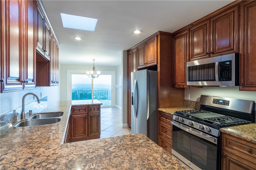 818 W Highpoint Drive