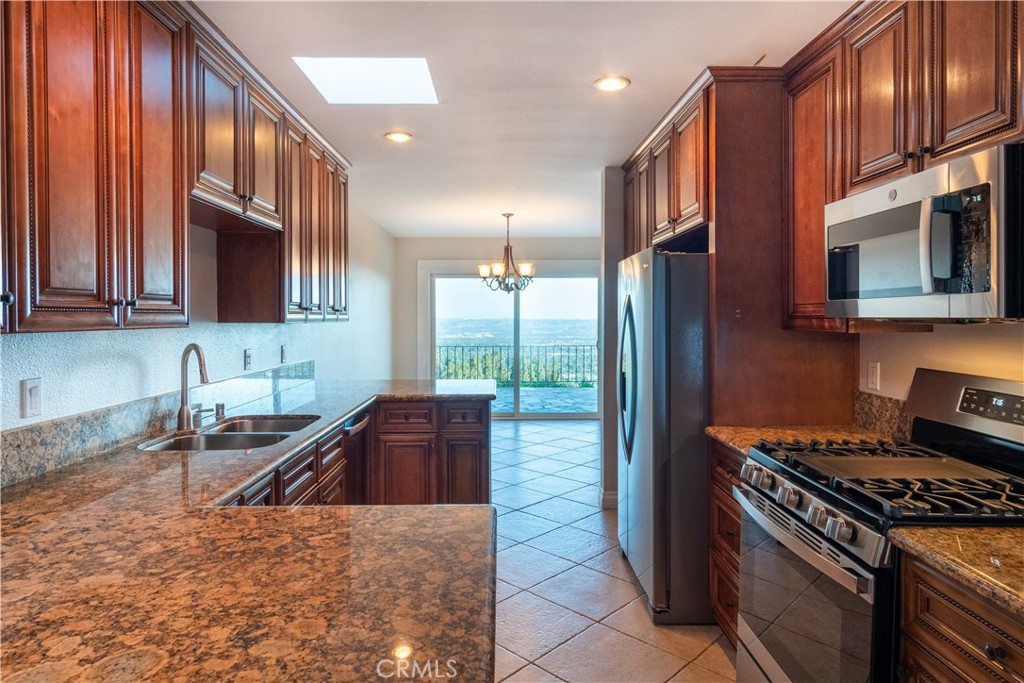 818 W Highpoint Drive