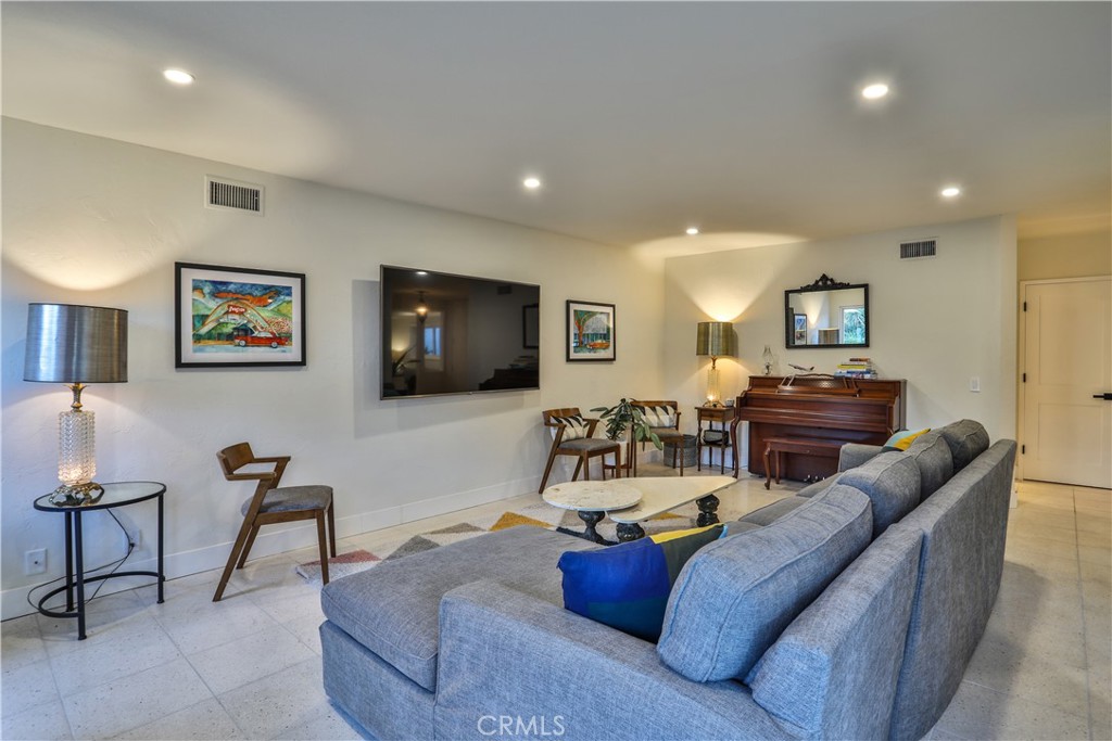 253 W Monterrey Drive