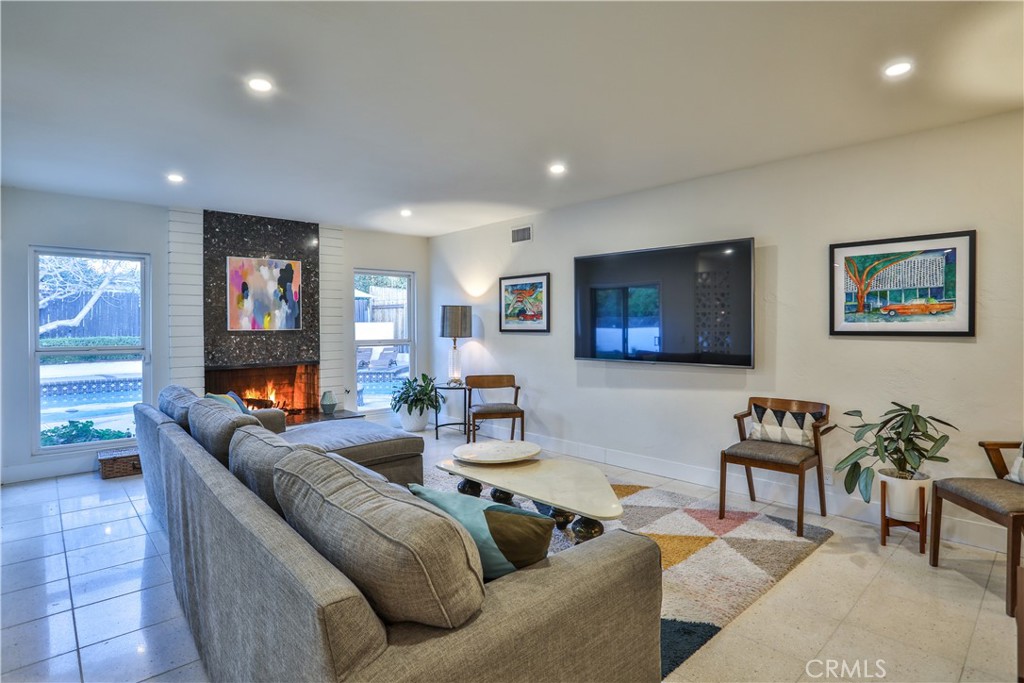 253 W Monterrey Drive