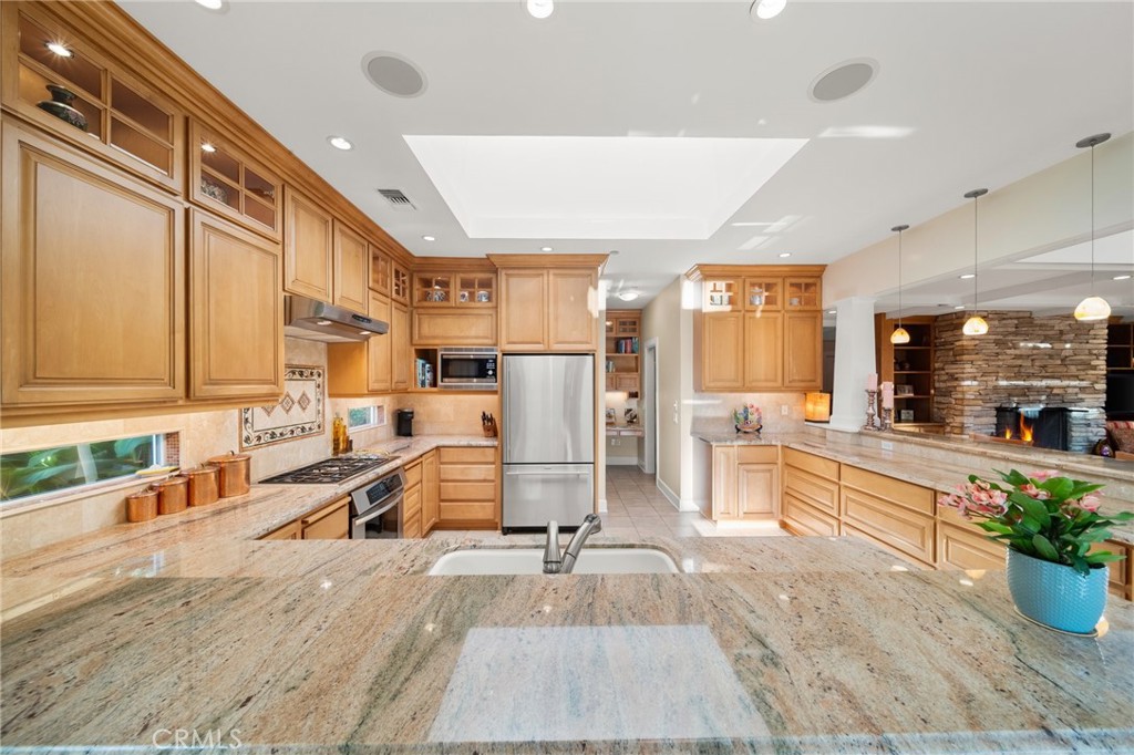 1221 N Cambridge Avenue