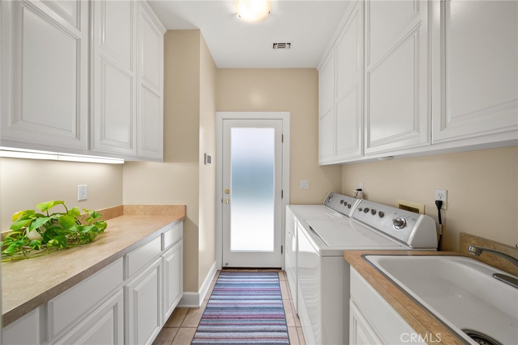 1221 N Cambridge Avenue