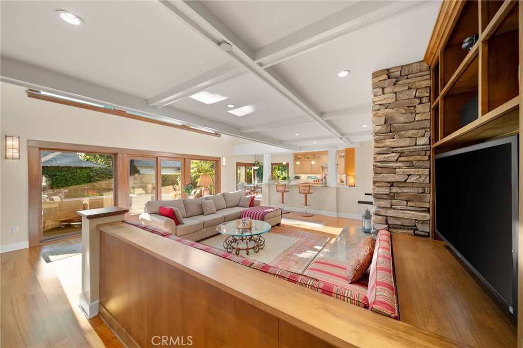 1221 N Cambridge Avenue