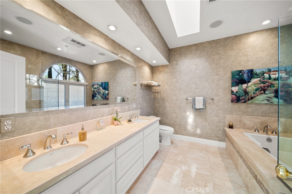 1221 N Cambridge Avenue