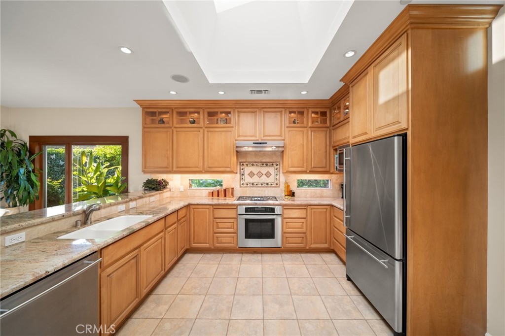 1221 N Cambridge Avenue