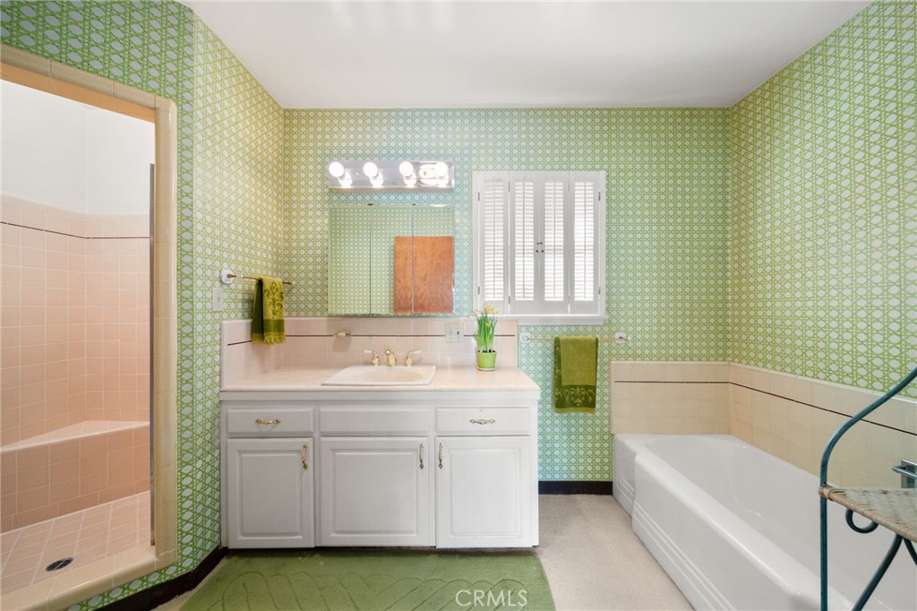 1221 N Cambridge Avenue