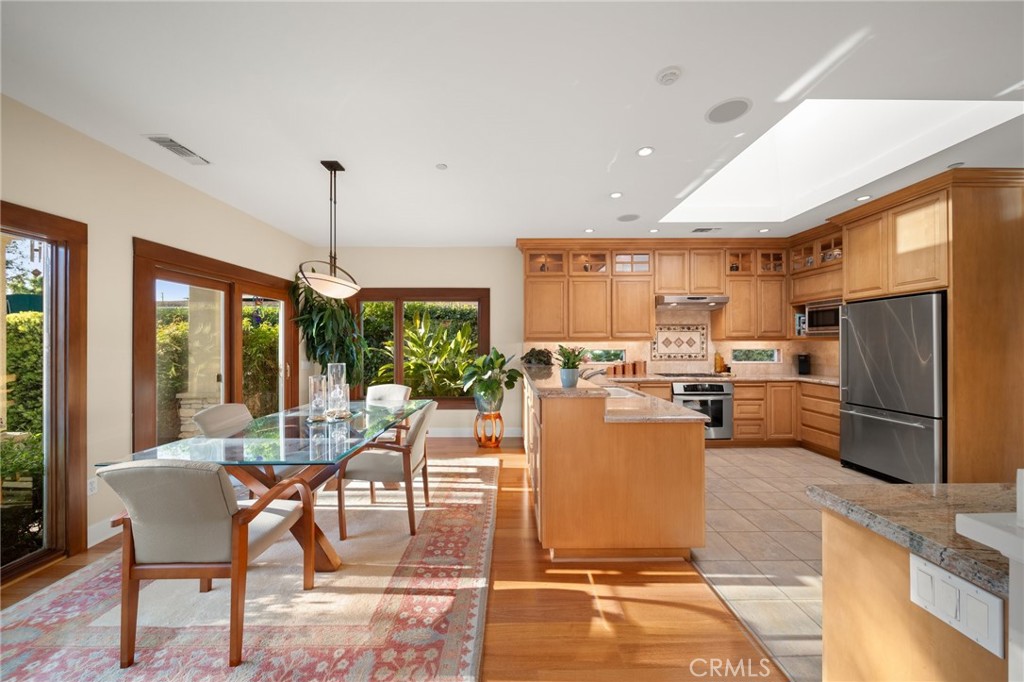 1221 N Cambridge Avenue