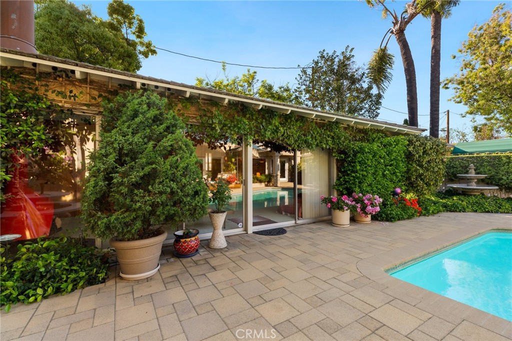 1221 N Cambridge Avenue