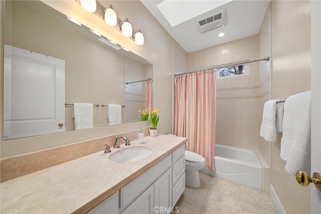 1221 N Cambridge Avenue