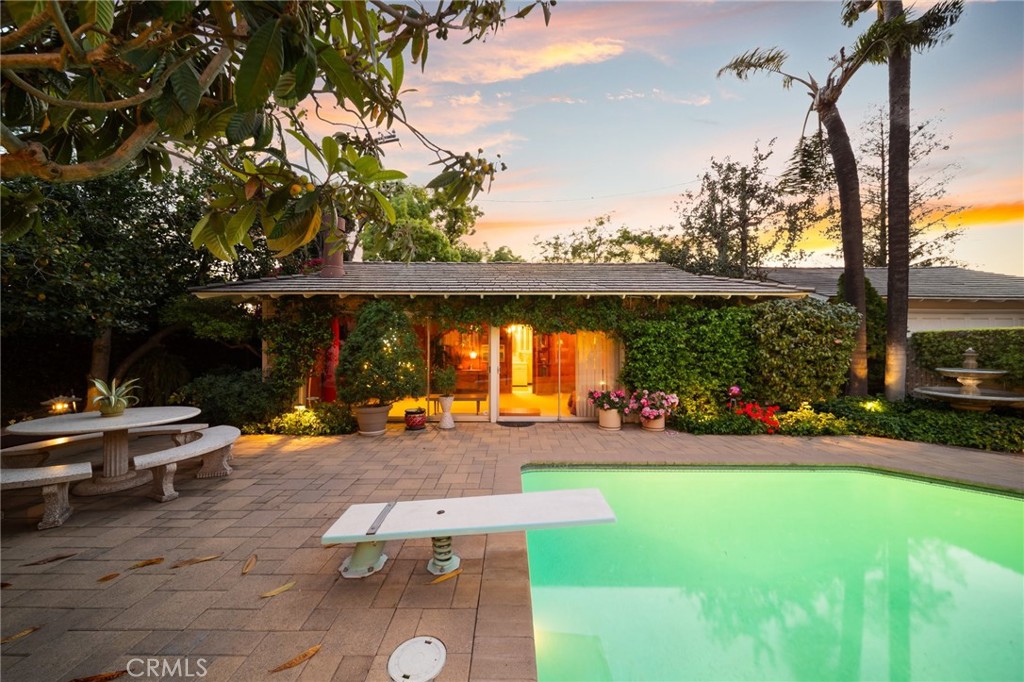 1221 N Cambridge Avenue