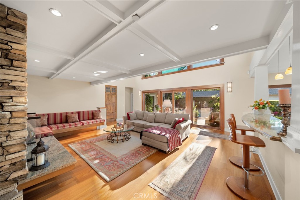 1221 N Cambridge Avenue