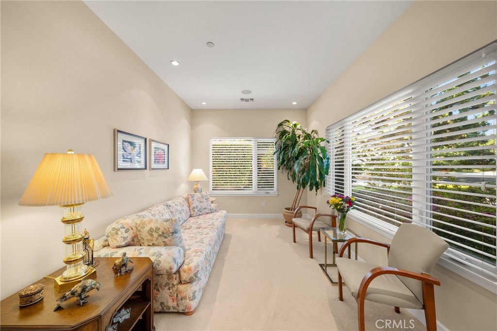 1221 N Cambridge Avenue