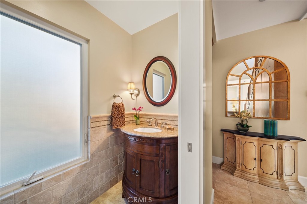 1221 N Cambridge Avenue