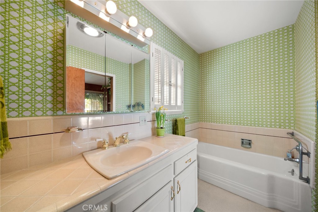 1221 N Cambridge Avenue