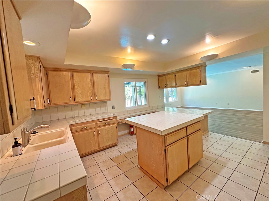 1562 Whittier Avenue