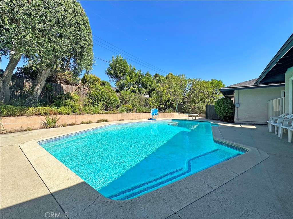 1562 Whittier Avenue