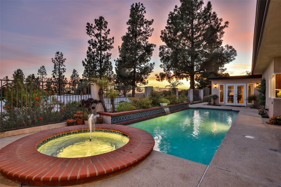 2708 N Mountain Avenue