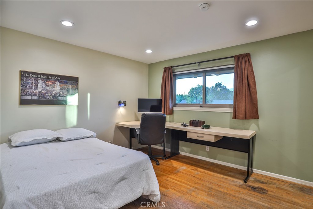 846 W 10th Street