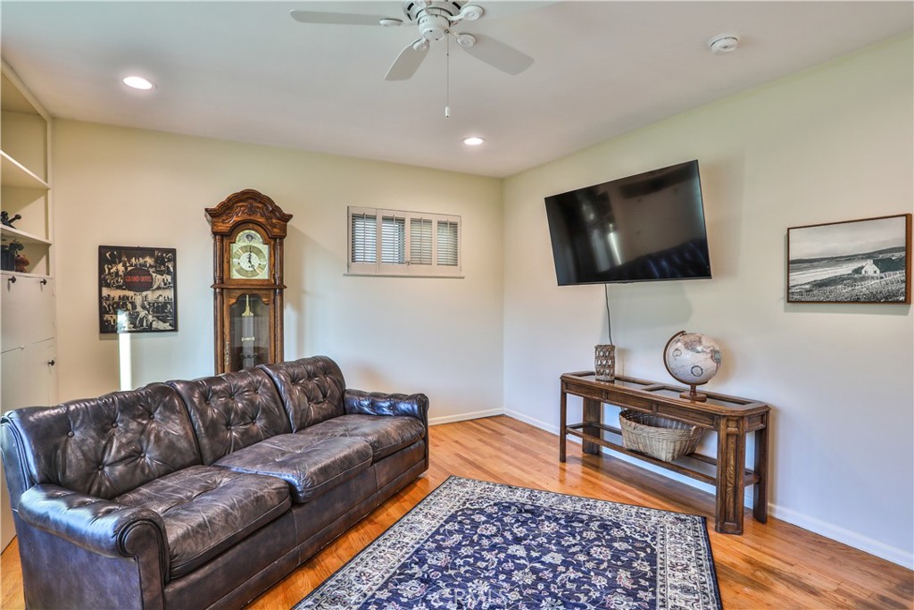 846 W 10th Street