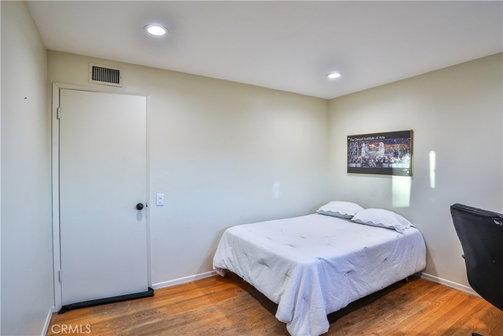 846 W 10th Street