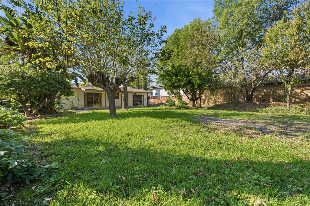 1386 N Tulare Way