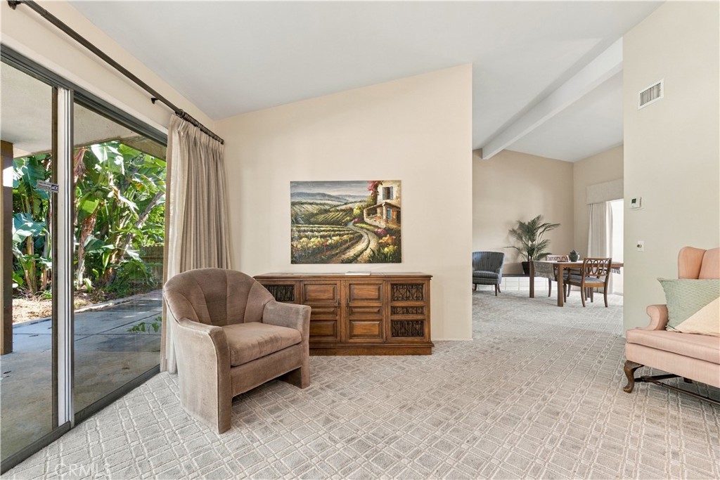 1386 N Tulare Way