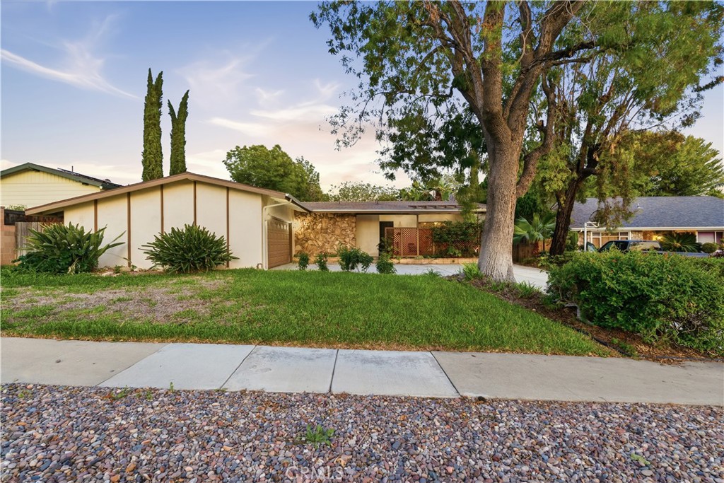 1386 N Tulare Way