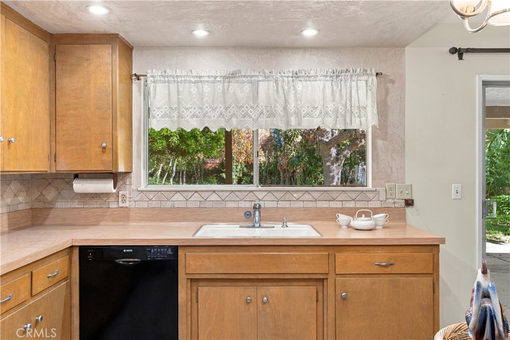 1386 N Tulare Way