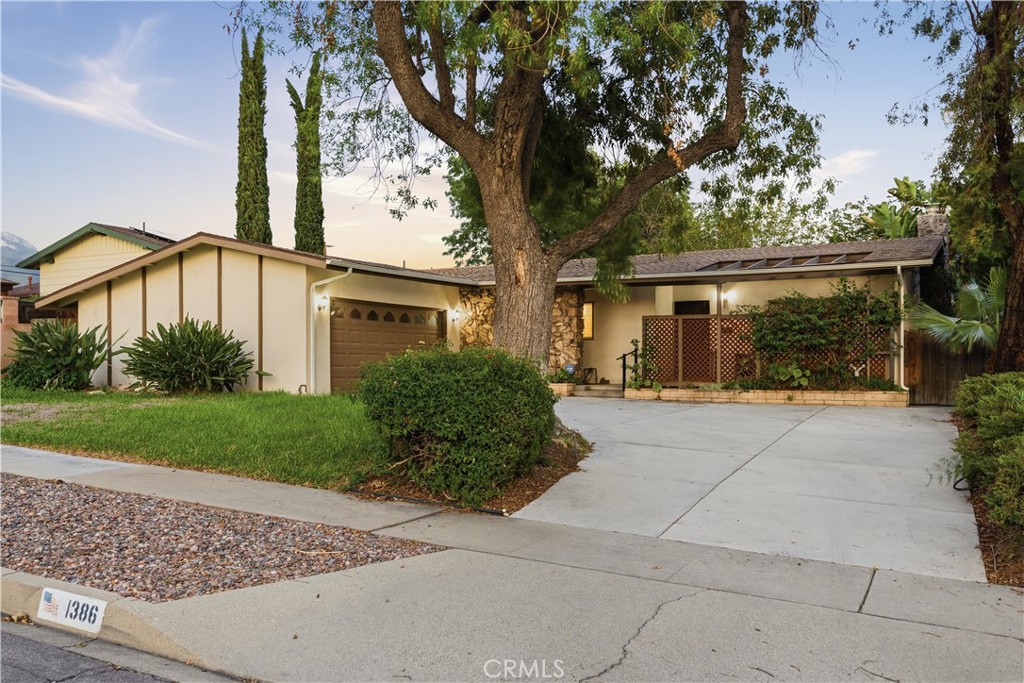 1386 N Tulare Way