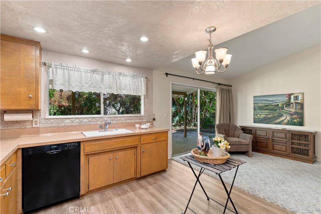 1386 N Tulare Way