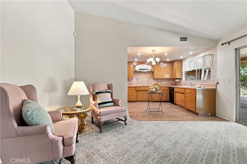 1386 N Tulare Way