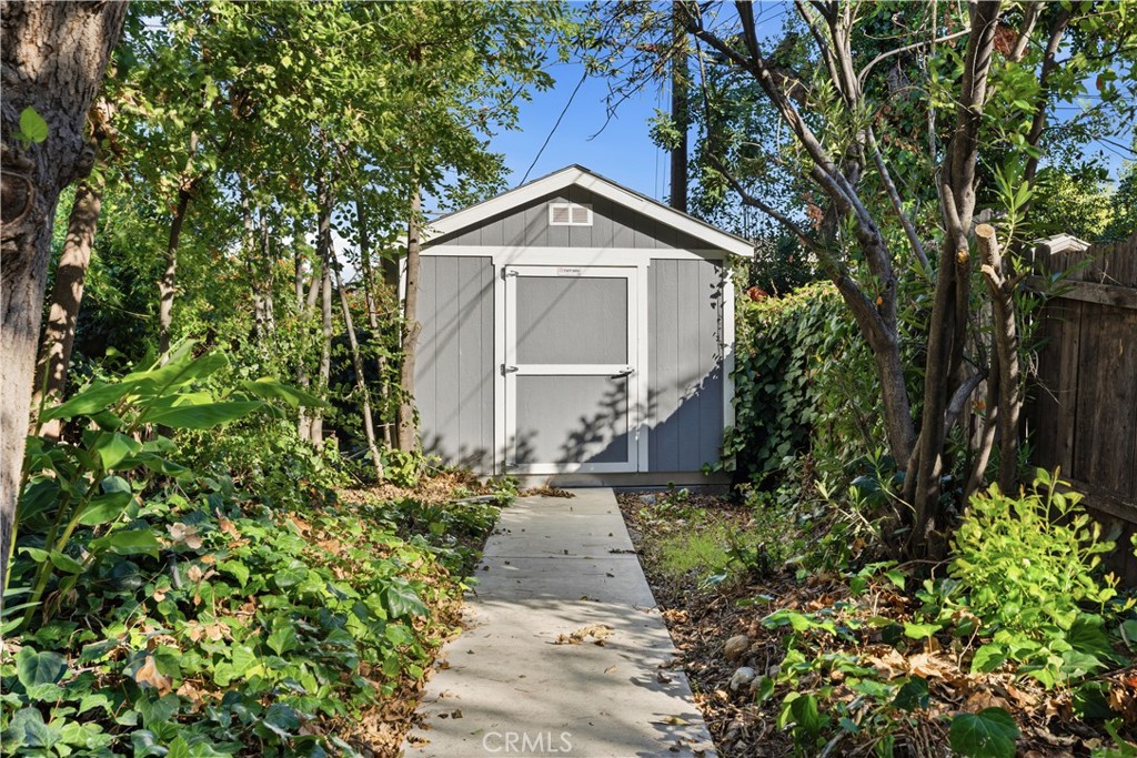 1386 N Tulare Way
