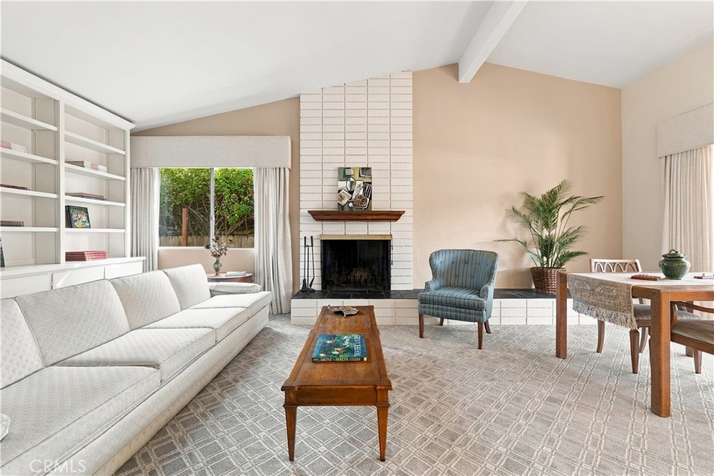 1386 N Tulare Way