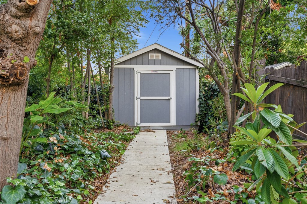 1386 N Tulare Way